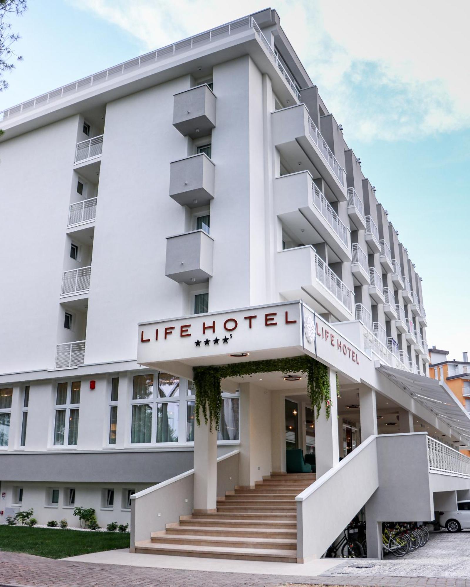 Life Hotel 4*